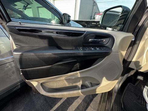 Used 2020 Dodge Grand Caravan SXT image 10