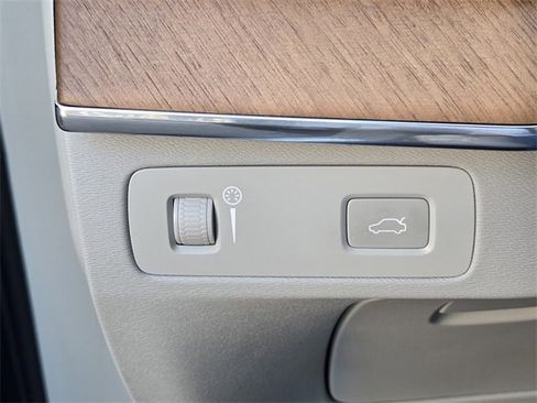 Used 2022 Volvo XC90 T6 Momentum w/ Climate Package image 25