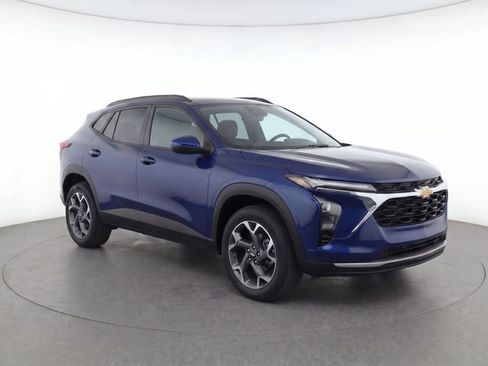 Used 2024 Chevrolet Trax LT w/ LT Convenience Package FWD image 8