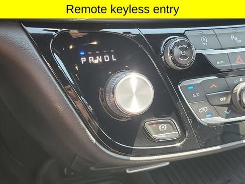 Used 2018 Chrysler Pacifica Touring-L w/ Premium Audio Group FWD image 18