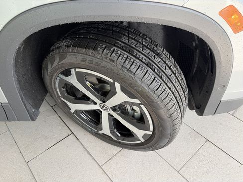 Used 2026 Volkswagen Tiguan SE AWD/4WD image 11