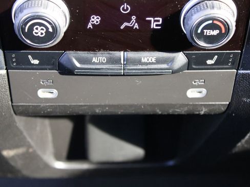 Used 2023 Chevrolet Suburban Premier image 29