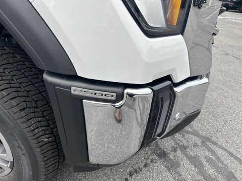 New 2026 GMC Sierra 2500 SLE w/ SLE Value Package; AWD/4WD image 16