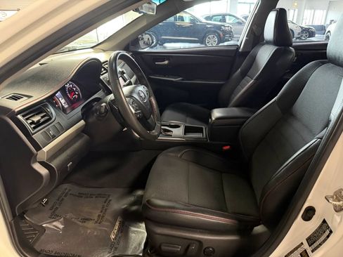 Used 2017 Toyota Camry SE FWD image 13