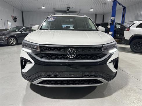 Certified 2022 Volkswagen Taos SE image 2