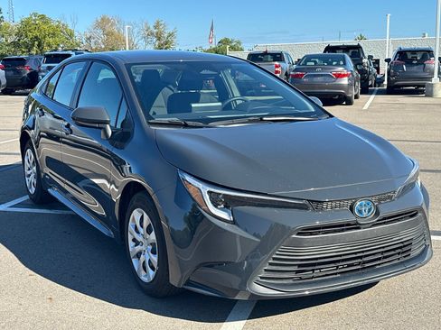 Used 2025 Toyota Corolla LE AWD/4WD image 3