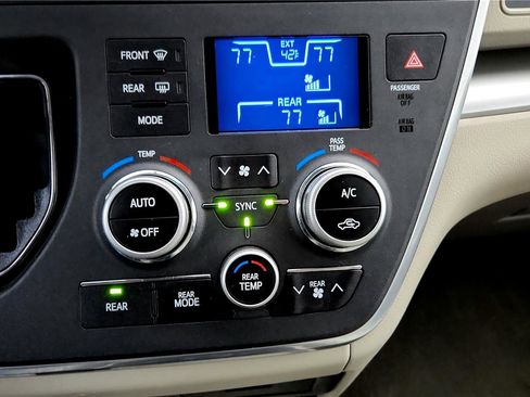 Used 2015 Toyota Sienna LE image 30