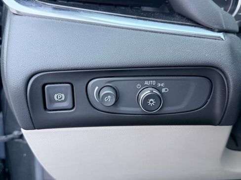 Used 2018 Buick Enclave Essence image 12