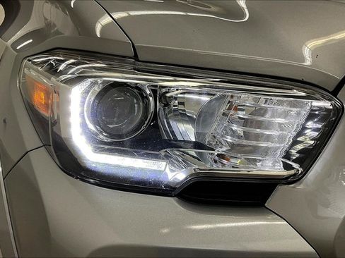 Used 2019 Toyota Tacoma TRD Sport w/ Technology Package AWD/4WD image 31