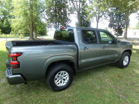 Used 2024 Nissan Frontier SV image 8