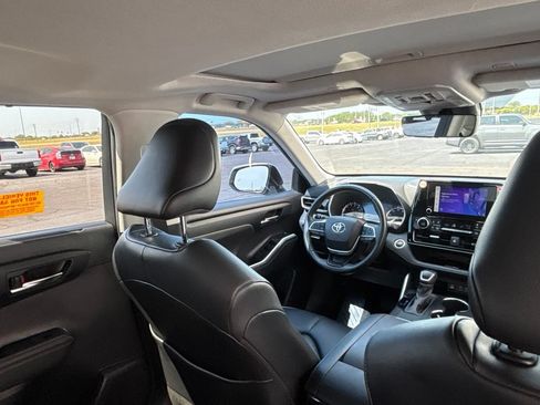 Used 2024 Toyota Highlander XLE FWD image 31