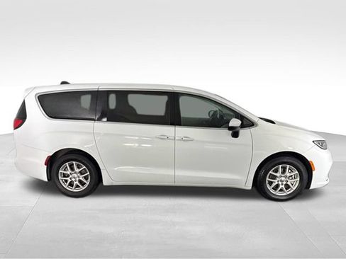 Used 2023 Chrysler Pacifica Touring-L FWD image 4