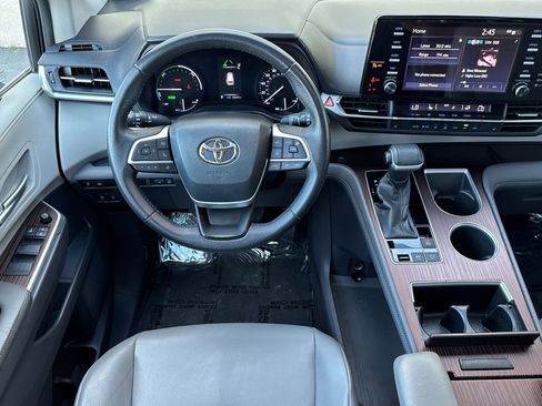Used 2021 Toyota Sienna XLE image 11