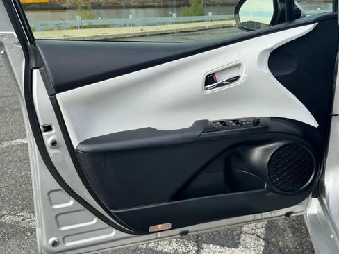 Used 2016 Toyota Prius Three Touring image 7