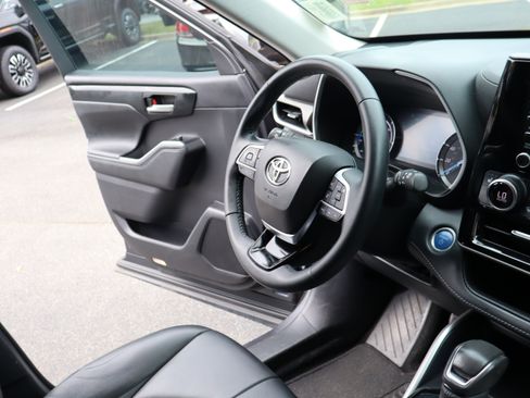 Used 2021 Toyota Highlander XLE AWD/4WD image 80