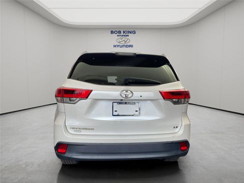 Used 2017 Toyota Highlander Plus FWD image 4