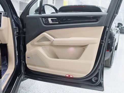 Used 2023 Porsche Cayenne image 34