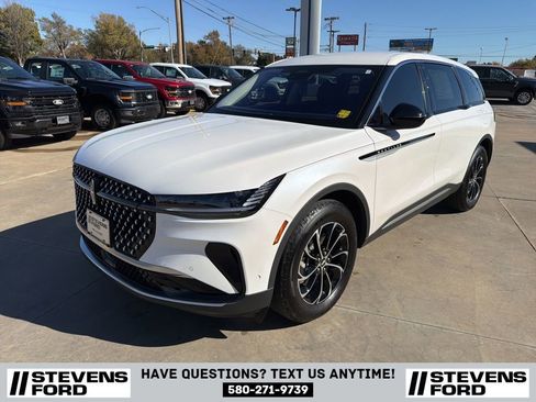 Used 2024 Lincoln Nautilus Premier image 10