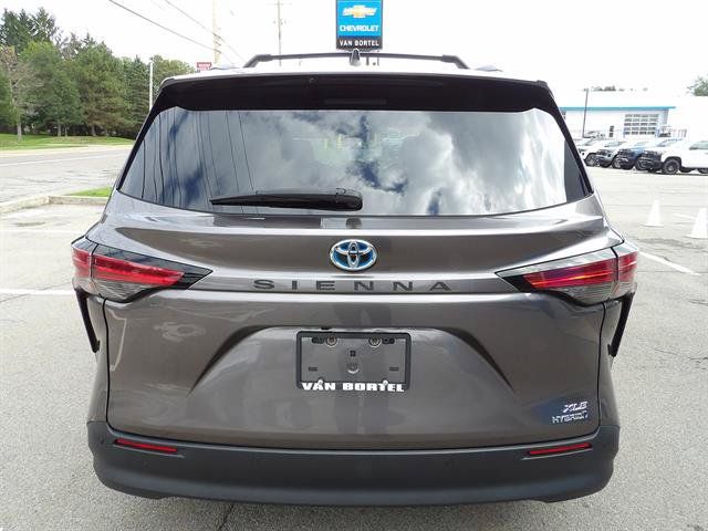 Used 2022 Toyota Sienna XLE FWD image 4