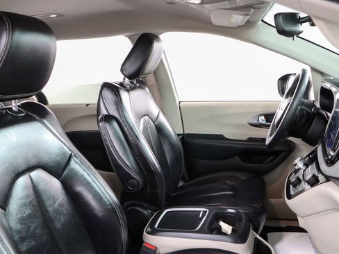 Used 2023 Chrysler Pacifica Touring-L image 27