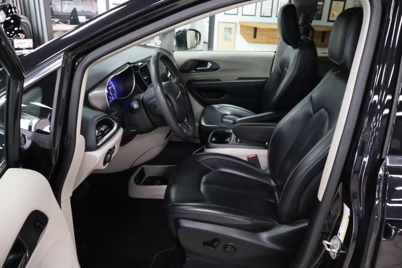Used 2023 Chrysler Pacifica Touring-L FWD image 10