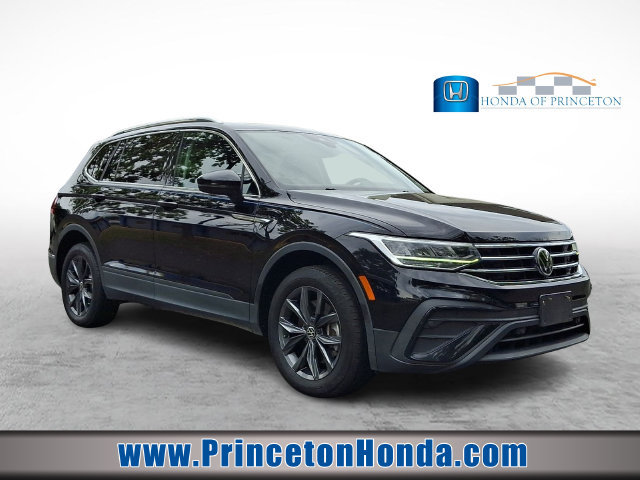 Used 2022 Volkswagen Tiguan SE AWD/4WD image 1