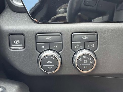 New 2025 GMC Sierra 1500 Elevation image 18
