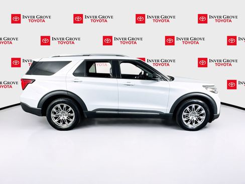 Used 2025 Ford Explorer Platinum AWD/4WD image 4