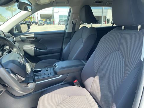 Used 2024 Toyota Highlander LE AWD/4WD image 46