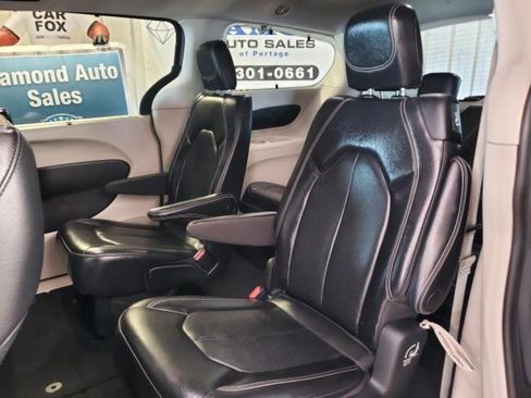 Used 2022 Chrysler Pacifica Touring-L FWD image 9