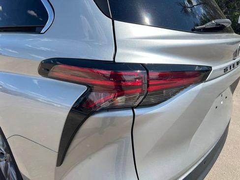 Used 2021 Toyota Sienna XLE FWD image 11