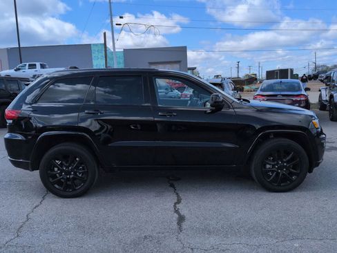 Used 2021 Jeep Grand Cherokee Laredo X image 9