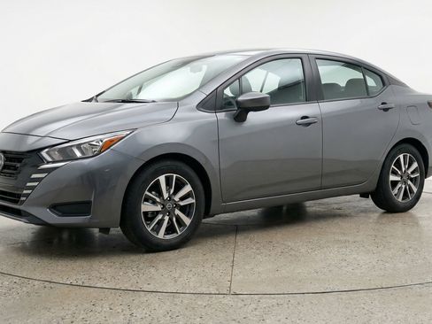 Used 2025 Nissan Versa SV image 3