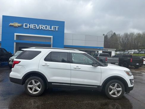 Used 2017 Ford Explorer XLT image 2