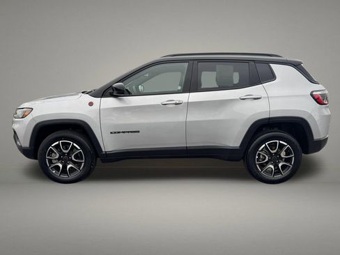 Used 2025 Jeep Compass Trailhawk AWD/4WD image 2