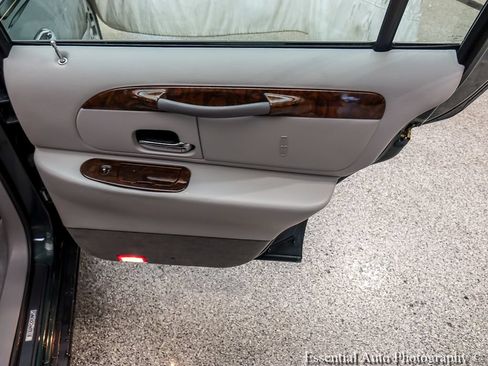 Used 1999 Lincoln Town Car Signature RWD image 22