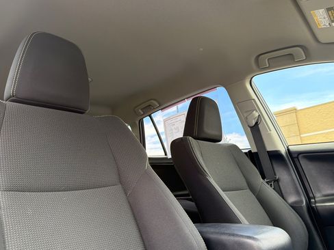 Used 2018 Toyota RAV4 LE AWD/4WD image 17