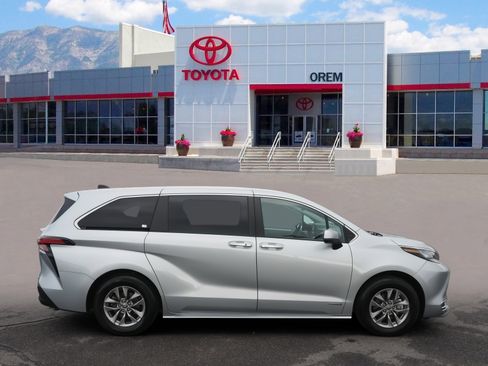 Used 2021 Toyota Sienna XLE image 6