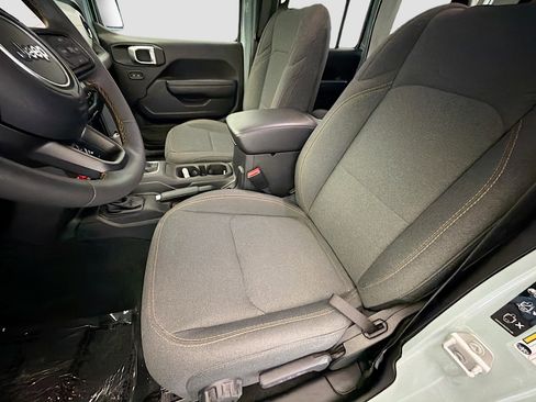 Used 2024 Jeep Wrangler Unlimited image 11