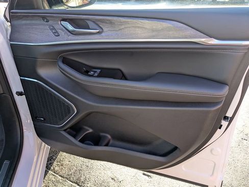 Used 2024 Jeep Grand Cherokee Overland w/ Luxury Tech Group IV image 29