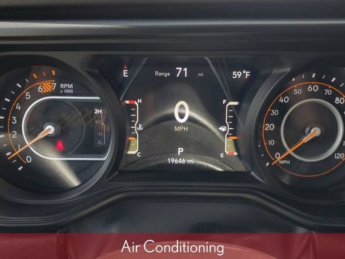 Used 2025 Jeep Wrangler Unlimited Sahara w/ Technology Group AWD/4WD image 18