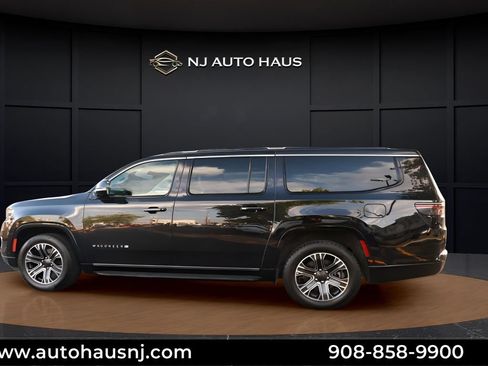 Used 2024 Jeep Wagoneer L Series II AWD/4WD image 5