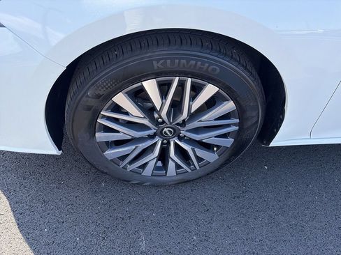 Used 2025 Nissan Altima 2.5 SV FWD image 11