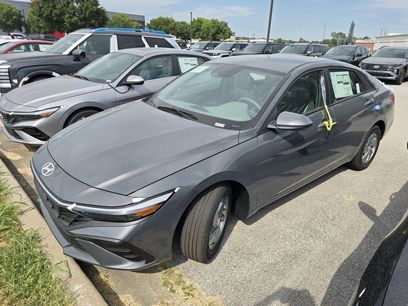 New 2025 Hyundai Elantra SE