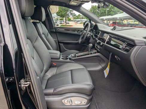 Used 2025 Porsche Macan image 25