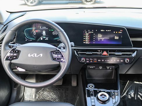 Used 2025 Kia Niro LX FWD image 15