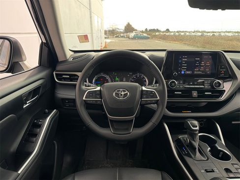 Used 2023 Toyota Highlander XLE image 13