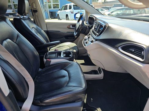 Used 2018 Chrysler Pacifica Touring-L FWD image 11
