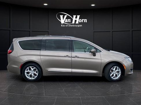 Used 2017 Chrysler Pacifica Touring-L Plus w/ Advanced Safetytec Group FWD image 8