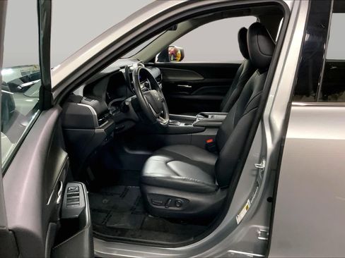 Used 2025 Toyota Grand Highlander AWD image 8